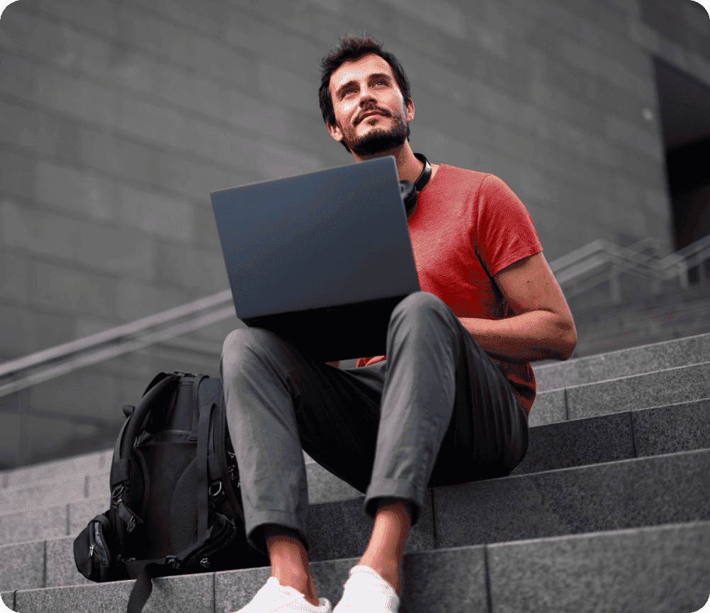 Creador de contenido con una notebook